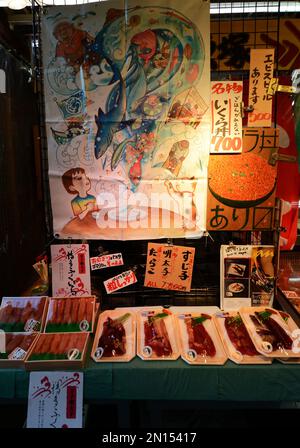 Ameya-Yokocho ist ein lebhafter Straßenmarkt, der entlang der Bahngleise zwischen dem JR-Bahnhof Ueno und dem Bahnhof Okachimachi, Tokio, Japan, verläuft. Stockfoto