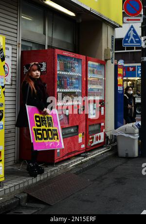 Mädchen, gekleidet in Französisch Dienstmädchen Kostüme Rabatt-Coupons für Maid Cafés in Tokio Akihabara Vergnügungsviertel austeilen. Stockfoto