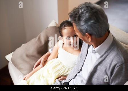 Grandpa zu besuchen ist der beste. Ein kleines Mädchen, das Zeit mit ihrem Großvater verbringt. Stockfoto