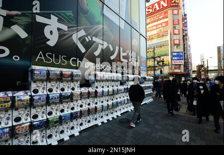 Kapselstationen, Verkaufsautomaten, die Manga- und Anime-Spielzeug und Sammlerstücke vor einem Geschäft in Akihabara, Tokio, Japan ausgeben. Stockfoto