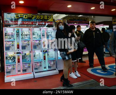 Kapselstationen, Verkaufsautomaten, die Manga- und Anime-Spielzeug und Sammlerstücke vor einem Geschäft in Akihabara, Tokio, Japan ausgeben. Stockfoto