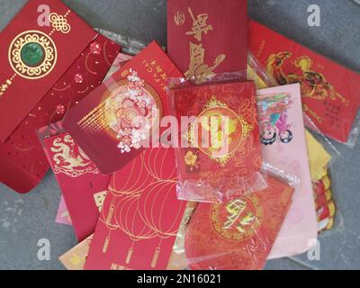 Ein Haufen roter Päckchen mit einem Geschenk mit Geld, das als Zeichen der guten Wünsche für das chinesische Volk zu günstigen Anlässen eingepackt wurde Stockfoto