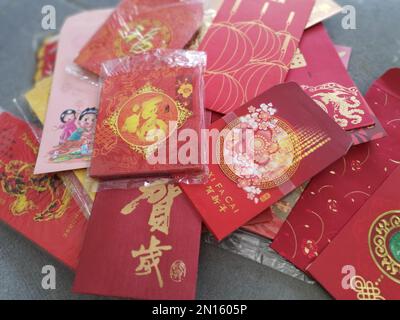 Ein Haufen roter Päckchen mit einem Geschenk mit Geld, das als Zeichen der guten Wünsche für das chinesische Volk zu günstigen Anlässen eingepackt wurde Stockfoto