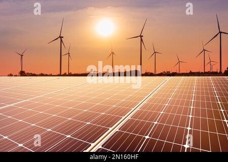 Sonnenkollektor und Windturbine bei Sonnenuntergang. Erneuerbare Energien. Nachhaltige Energie für Unternehmen, Haushalte und öffentliche Gebäude. Stockfoto