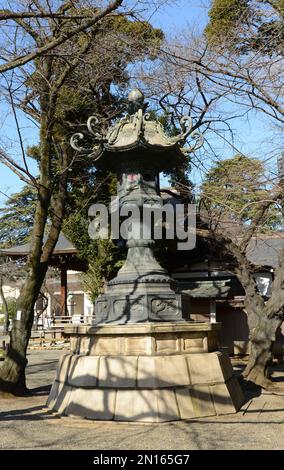 Kasuga-doro-Laterne aus Bronze im Garten des Yasukuni-Schreins in Chiyoda, Tokio, Japan. Stockfoto