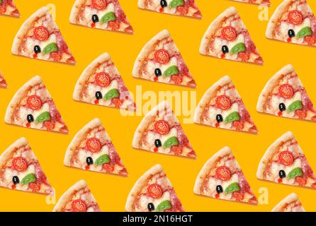 Pizza-Scheiben auf gelbem Hintergrund. Musterkonstruktion Stockfoto