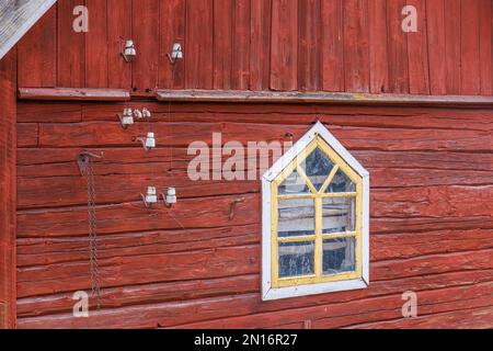 Fenster zu einem alten Holzhaus Stockfoto