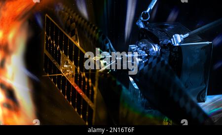 Die Raumsonde fliegt zur Sonne. Weltraumforschungskonzept. Elemente dieses Bildes, bereitgestellt von der NASA. Stockfoto