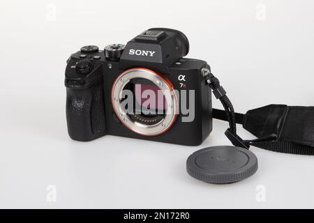 Bordeaux , Aquitaine France - 20 01 2023 : spiegellose dslr-Kamera von sony mit isolierter Kappe auf weißem Hintergrund Stockfoto