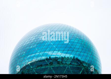 Dach eines runden blauen Glasgebäudes am weißen Himmel. Rundes, kugelförmiges modernes Gebäude, nur-Alem EXPO 2017 Ausstellungsbereich. Museum Energie der Zukunft. Zukunftsorientierung Stockfoto