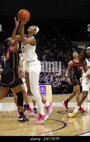 LSU Lady Tigers Forward Angel Reese (10) schießt am Donnerstag, den 2. Februar 2023, im Pete Maravich Assembly Center in Baton Rouge, Louisiana, bei einem Basketballspiel für Frauen im College gegen Georgia Lady Bulldogs Forward Jordan Isaacs (20). (Foto: Peter G. Forest/Sipa USA) Stockfoto