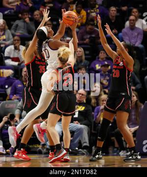 Georgia Lady Bulldogs bewacht Alisha Lewis (23) und schikaniert die LSU Lady Tigers Forward Angel Reese (10), während sie am Donnerstag, den 2. Februar 2023, während eines Basketballspiels im Pete Maravich Assembly Center in Baton Rouge, Louisiana, einen Layup während eines Basketballspiels im College für Frauen drehte. (Foto: Peter G. Forest/Sipa USA) Stockfoto