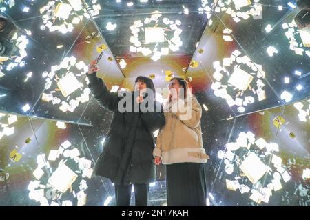 HUZHOU, CHINA - 6. FEBRUAR 2023 - Menschen machen Fotos in der Münzsammlung in Qianyuan Stadt Huzhou, Ost-Chinas Provinz Zhejiang, Feb Stockfoto