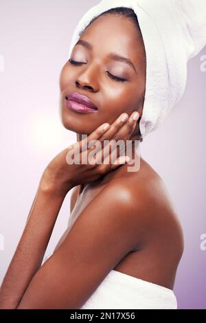 Schöne Haut. Studioaufnahme einer schönen jungen Frau mit einem Handtuch auf dem Kopf. Stockfoto