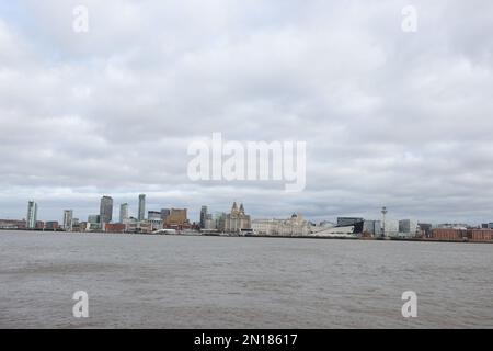 Allgemeiner Blick auf die Hafengebäude von Liverpool einschließlich Royal Liver Building, Museum of Liverpool, ACC Convention Centre, M&S Bank Arena, Großbritannien. Stockfoto