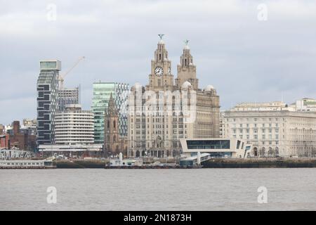 Allgemeiner Blick auf die Hafengebäude von Liverpool einschließlich Royal Liver Building, Museum of Liverpool, ACC Convention Centre, M&S Bank Arena, Großbritannien. Stockfoto