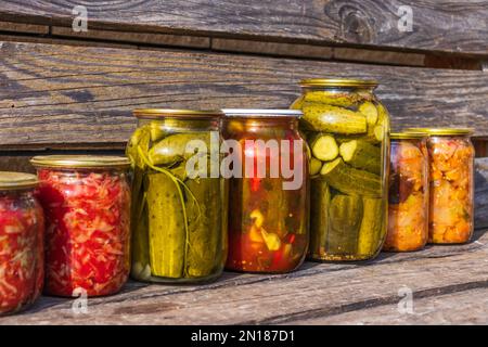 Zur Konservierung von Gemüse in Banken. Fermentationsprodukte. Gurken und Tomaten für den Winter ernten. Stockfoto