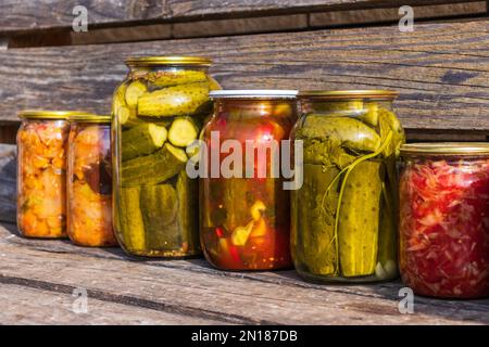 Zur Konservierung von Gemüse in Banken. Fermentationsprodukte. Gurken und Tomaten für den Winter ernten. Stockfoto