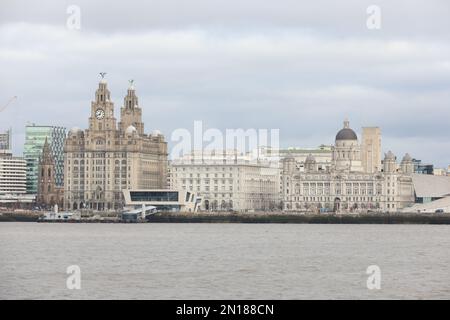 Allgemeiner Blick auf die Hafengebäude von Liverpool einschließlich Royal Liver Building, Museum of Liverpool, ACC Convention Centre, M&S Bank Arena, Großbritannien. Stockfoto