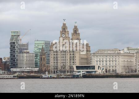 Allgemeiner Blick auf die Hafengebäude von Liverpool einschließlich Royal Liver Building, Museum of Liverpool, ACC Convention Centre, M&S Bank Arena, Großbritannien. Stockfoto