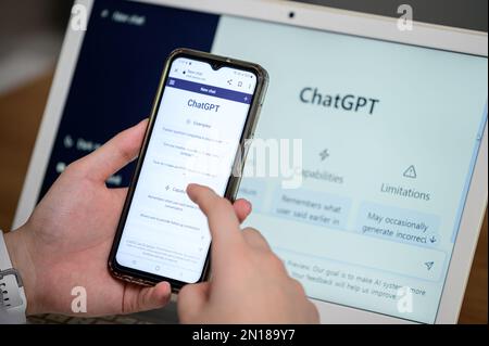 Seoul, Südkorea - 06. Februar 2023 : Ein Mann, der mit künstlicher Intelligenz ChatGPT nach Informationen sucht Stockfoto
