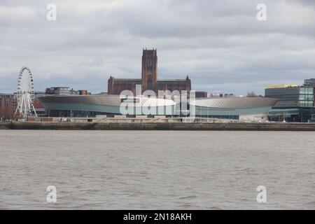 Allgemeiner Blick auf die Hafengebäude von Liverpool einschließlich Royal Liver Building, Museum of Liverpool, ACC Convention Centre, M&S Bank Arena, Großbritannien. Stockfoto