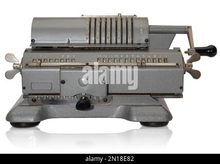 Mechanischer Vintage-Rechner (arithmometer) isoliert auf weißem Hintergrund Stockfoto