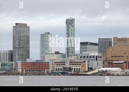 Allgemeiner Blick auf die Hafengebäude von Liverpool einschließlich Royal Liver Building, Museum of Liverpool, ACC Convention Centre, M&S Bank Arena, Großbritannien. Stockfoto