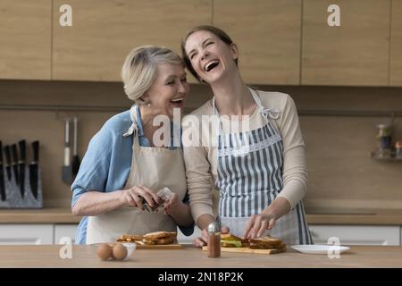Fröhliche aufgeregte ältere Mutter und Erwachsene Tochter Frau Stockfoto