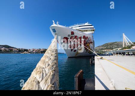 Das norwegische Edelstein-Kreuzfahrtschiff ankerte in Dubrovnik, kroatischer Hafen. Norwegian Juwel ist ein Kreuzfahrtschiff der Norwegian Cruise Line (NCL). Sie war es Stockfoto