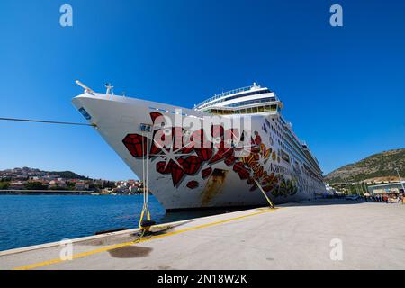 Das norwegische Edelstein-Kreuzfahrtschiff ankerte in Dubrovnik, kroatischer Hafen. Norwegian Juwel ist ein Kreuzfahrtschiff der Norwegian Cruise Line (NCL). Sie war es Stockfoto