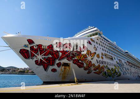 Das norwegische Edelstein-Kreuzfahrtschiff ankerte in Dubrovnik, kroatischer Hafen. Norwegian Juwel ist ein Kreuzfahrtschiff der Norwegian Cruise Line (NCL). Sie war es Stockfoto