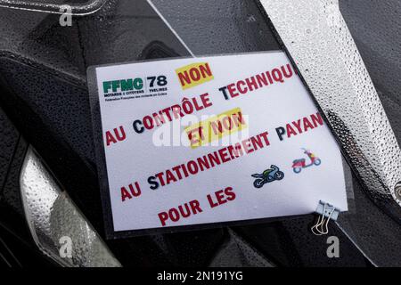 Paris, Frankreich. 4. Februar 2023. Vorführung von Motorradfahrern gegen technische Kontrolle und kostenpflichtiges Parken von motorisierten 2-Rädern in Paris am 4. Februar 2023. Stockfoto