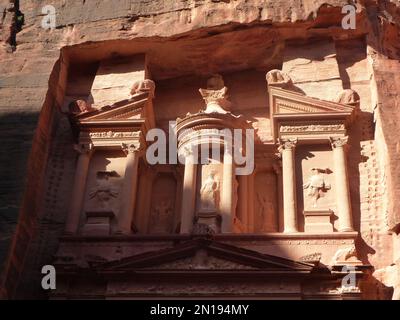 Nahen Osten, Jordanien, Petra, UNESCO-Weltkulturerbe. Die Fassade des Schatzhauses (El Khazneh) Stockfoto