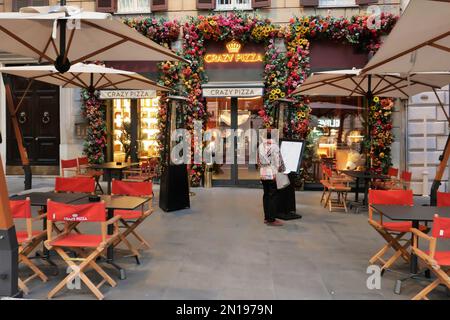 EIN AUSSENBLICK AUF DAS VERRÜCKTE PIZZARESTAURANT, DAS DEM ITALIENISCHEN UNTERNEHMER FLAVIO BRIATORE GEHÖRT Stockfoto