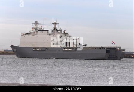 Genießen Sie das ruhige, gute Wetter auf der Themse Royal Netherlands Navy Kriegsschiff HNLMS Rotterdam wird London Greenwich über das Wochenende besuchen Stockfoto