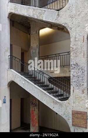 LYON, FRANKREICH, 4. Februar 2023 : berühmtes Traboule im Bezirk Croix-Rousse. Traboules sind eine Art Durchgang unter Häusern, die ursprünglich von Seidenleuten verwendet wurden Stockfoto