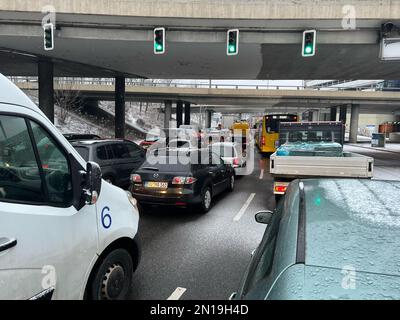 Berlin, Deutschland. 06. Februar 2023. Autos sind auf der Stadtautobahn verklemmt. An der Autobahnausfahrt A100 und A115 waren mehrere Aktivisten der letzten Generation am Morgen geblieben. Es gab mehrere Auseinandersetzungen mit Autofahrern. Die Straße war nach innen gesperrt. Kredit: Julius-Christian Schreiner/dpa/Alamy Live News Stockfoto