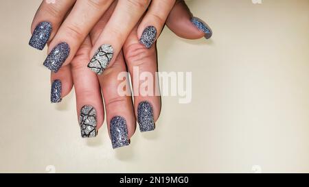 Acrylnagelverlängerung, Maniküre, Nagelkorrektur, Hände im Vordergrund. Reflektierendes Design. Speicherplatz kopieren Stockfoto