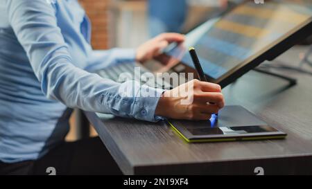 Fotografin, die als Retoucherin mit Tablet und Eingabestift arbeitet und mit Fotobearbeitungssoftware die Farbkorrektur für die Multimedia-Produktion festlegt. Kreativer Künstler entwickelt Design. Schließen. Stockfoto