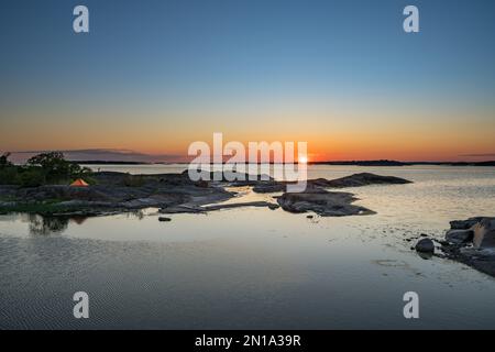 Sonnenuntergang auf der Insel Söderskär, Kirkkonummi, Finnland Stockfoto