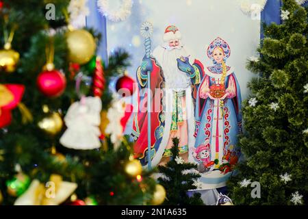 Winter Neujahr Weihnachten Weihnachtsmann Snegurochka Weihnachtsbaum Geschenke Glück Weihnachten Schnee Frost Fichte Kiefer Postkarte rot blau Kleidung Stern Stockfoto