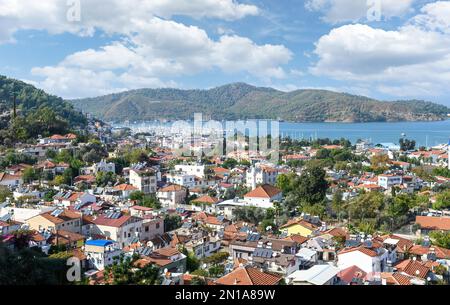 Fethiye, Truthahn. Blick auf den Hafen mit zahlreichen Yachten und wunderschönen Bergen im Hintergrund. Stockfoto