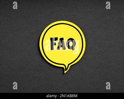 Das Akronym FAQ Häufig gestellte Fragen zu gelber Sprechblase oder Ballon auf schwarzem Hintergrund. Business Assistance und Support-Konzept. Stockfoto