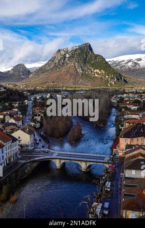 Winter in Tarascon sur Ariege, französische Pyrenäen, Ariege, Frankreich mit schneebedeckten Bergen Stockfoto