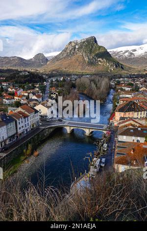 Winter in Tarascon sur Ariege, französische Pyrenäen, Ariege, Frankreich mit schneebedeckten Bergen Stockfoto