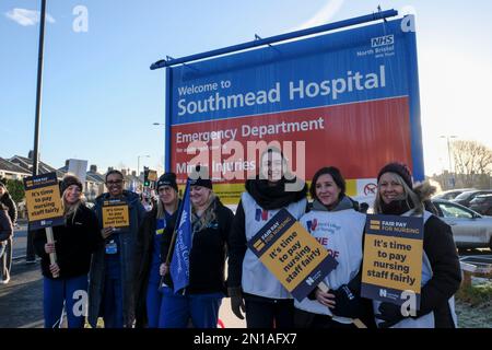 Bristol, Großbritannien. 6. Februar 2022. Krankenschwestern unterstützt von ihrer Gewerkschaft das Royal College of Nursing unternimmt Arbeitskampf, um einen Gehaltsanspruch zu unterstützen. Neben der Sorge um ihre Bezahlung während einer Krise der Lebenshaltungskosten sind die Krankenschwestern besorgt über den Personaldruck, dem der Beruf ausgesetzt ist. Abgebildet ist die Streikpostenlinie vor dem North Bristol NHS Trust Southmead Hospital. Kredit: JMF News/Alamy Live News Stockfoto