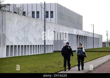 BADHOEVEDORP - Sicherheit im Gerichtskomplex Schiphol vor der Bearbeitung des Eris-Strafverfahrens. Vier Verdächtige, die am 5. Und 7. Juli 2022 zu lebenslanger Haft verurteilt wurden, haben Berufung eingelegt. Laut Gericht führten die Männer eine kriminelle Organisation an, die gegen Bezahlung liquidierte. ANP RAMON VAN FLYMEN niederlande raus - belgien raus Stockfoto