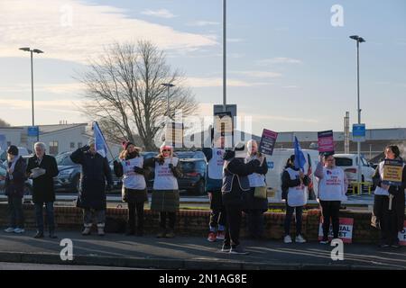 Bristol, Großbritannien. 6. Februar 2022. Krankenschwestern unterstützt von ihrer Gewerkschaft das Royal College of Nursing unternimmt Arbeitskampf, um einen Gehaltsanspruch zu unterstützen. Neben der Sorge um ihre Bezahlung während einer Krise der Lebenshaltungskosten sind die Krankenschwestern besorgt über den Personaldruck, dem der Beruf ausgesetzt ist. Abgebildet ist die Streikpostenlinie vor dem North Bristol NHS Trust Southmead Hospital. Kredit: JMF News/Alamy Live News Stockfoto