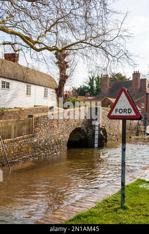 Buckelbrücke und Ford über den Fluss Darent im Dorf Eynsford in Kent, Großbritannien Stockfoto